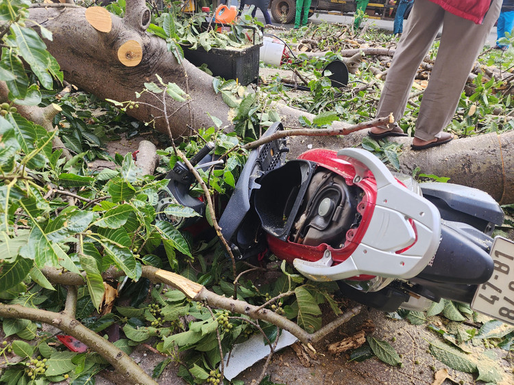 Một chiếc xe máy bị đè hư hỏng.