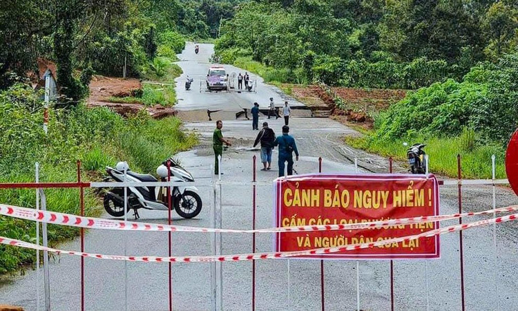 Mưa lớn đã làm nhiều đường thuộc địa phận Tp Bảo Lộc hư hỏng nặng.