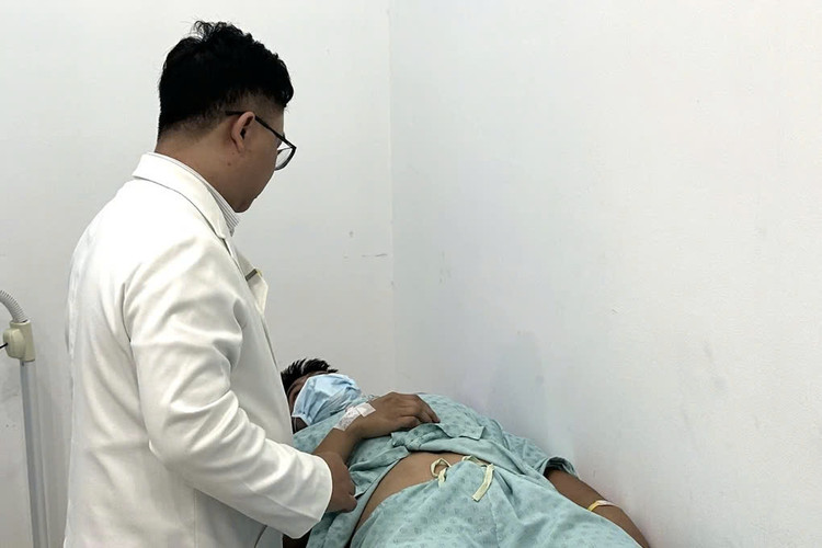 Nam thanh niên nhập viện sau khi thuê thợ xăm về nhà cắt bao quy đầu. Ảnh BVCC