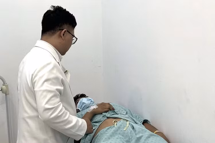 Nam thanh niên nhập viện sau khi thuê thợ xăm về nhà cắt bao quy đầu. Ảnh BVCC