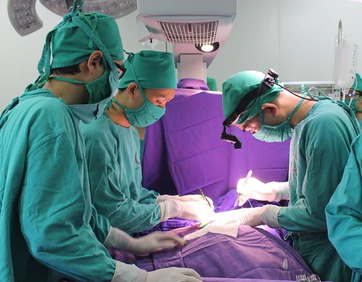 Các bác sĩ Bệnh viện Sản Nhi thực hiện ca phẫu thuật khâu ruột non bị thủng cho bệnh nhi. Ảnh BVCC