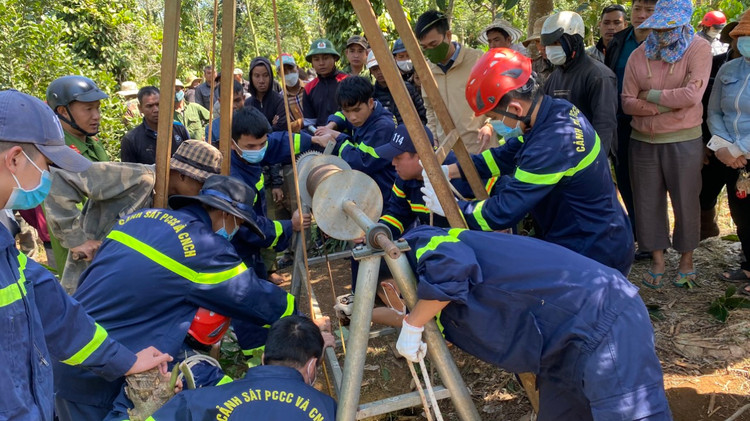 Lực lượng Cảnh sát PCCC-CNCH triển khai đưa cháu bé lên khỏi giếng.