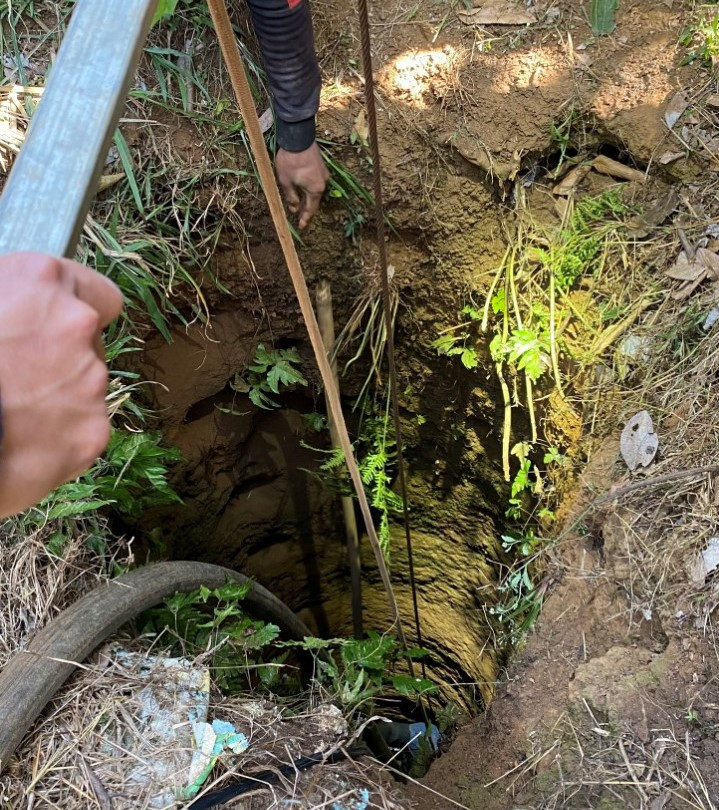 Giếng nước sâu nơi cháu bé rơi xuống.