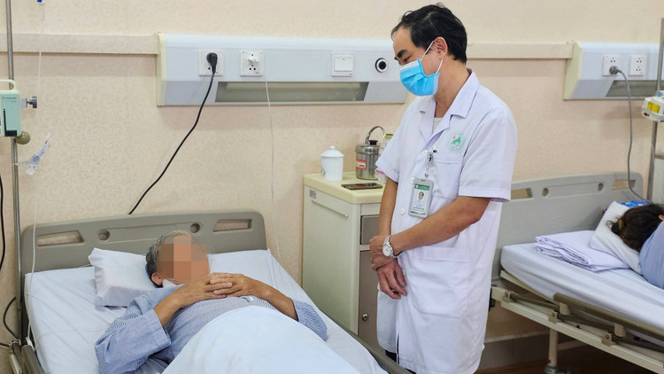 Bác sĩ hỏi thăm tình trạng bệnh nhân. Ảnh: BVCC