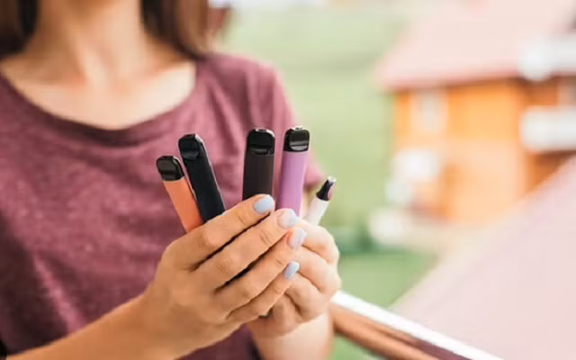 Anh cấm thuốc lá điện tử dùng một lần ảnh 1