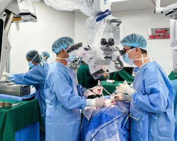 Êkíp phẫu thuật thần kinh đang loại bỏ khối u màng não “khổng lồ” cho bệnh nhân. Ảnh BVCC