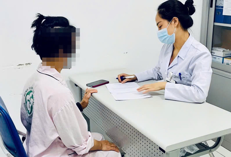 Bệnh nhân ung thư được thăm khám tại Bệnh viện Bạch Mai. Ảnh: Vietnamnet