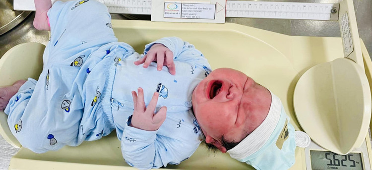 Bé trai chào đời với cân nặng 5,6kg, sức khỏe ổn định. Ảnh Vietnamnet