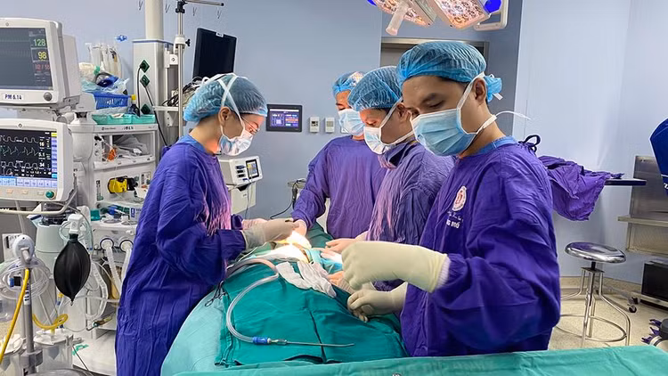 Các bác sĩ thực hiện phẫu thuật chích rạch ổ áp-xe vú của bệnh nhân. Ảnh baokinhtevadothi