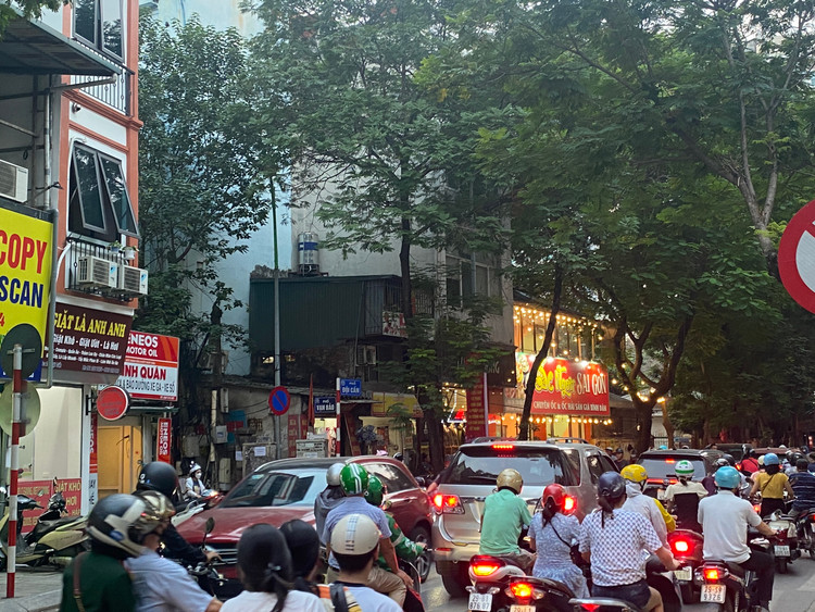 Vào giờ cao điểm, người dân phải mất rất nhiều thời gian mới có thể lưu thông qua đoạn đường này.