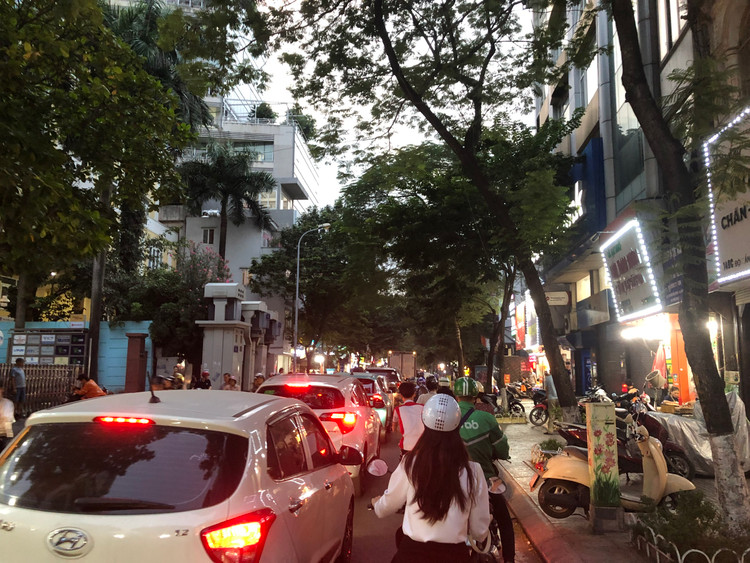 Thường xuyên di chuyển trên tuyến đường phố Đội Cấn anh Bình lo ngại chia sẻ: &quot;Bình thường tuyến đường này đã thường xuyên xảy ra ùn tắc, giờ thí điểm điều chỉnh ôtô được lưu thông 2 chiều càng làm ùn tắc hơn&quot;