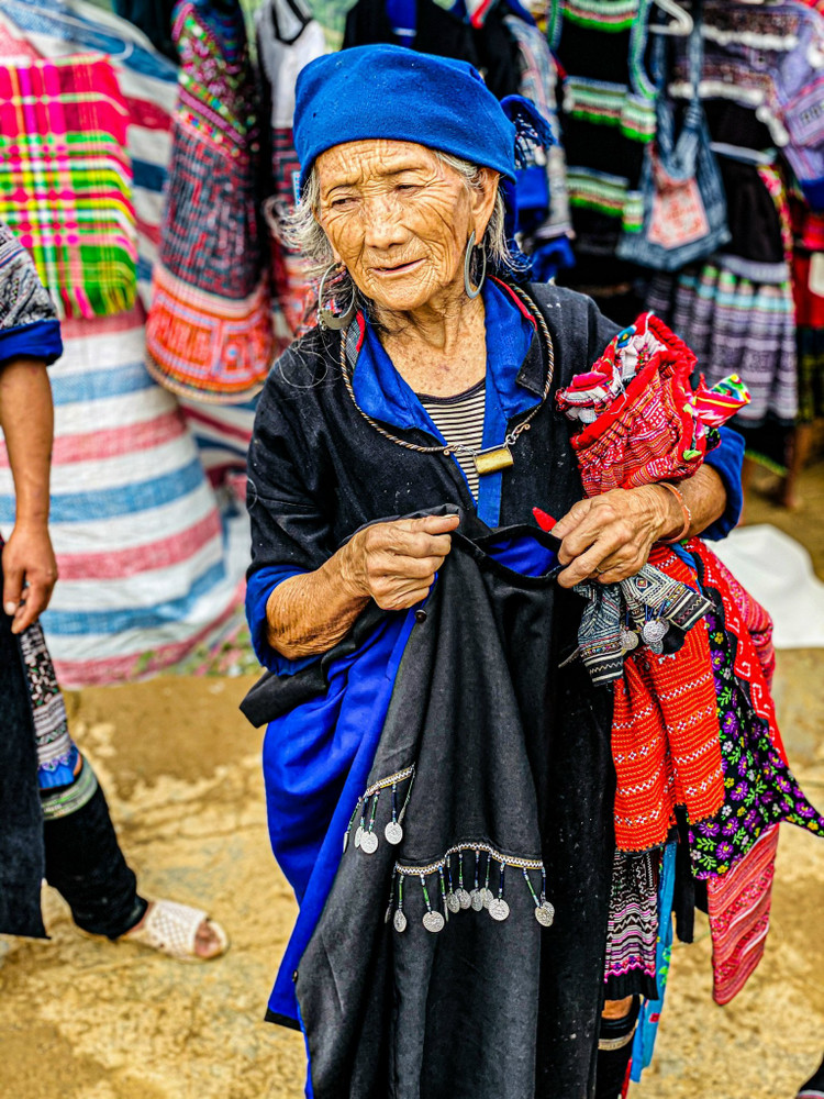 Đến chợ phiên có thể thấy được sự đa dạng sắc màu trong văn hóa của đồng bào chân chất nơi núi rừng. Chợ phiên đã trở thành nét đẹp đại diện cho vùng đất núi rừng giữa mây trời. Ảnh: Truong Pham