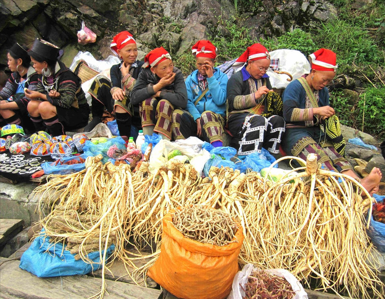 Hàng hóa được bày bán tại chợ rất phong phú và đa dạng, từ trang phục thổ cẩm đến các mặt hàng nông sản, vật dụng sinh hoạt trong gia đình.