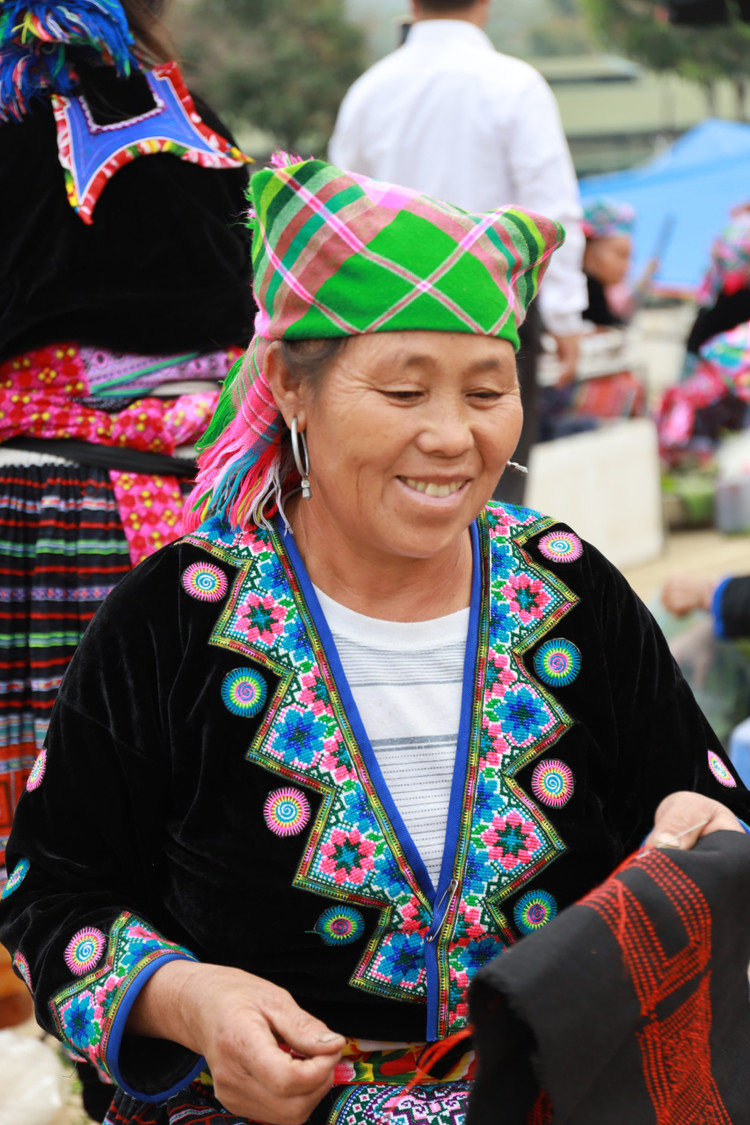 Chợ phiên ngày nay không chỉ là nơi giao lưu, mua bán, trao đổi các sản phẩm mang đặc trưng của địa phương do đồng bào các dân tộc tự tay làm ra mà nó còn góp phần bảo tồn, phát huy các giá trị văn hóa truyền thống tốt đẹp của cộng đồng các dân tộc. Ảnh: Truong Pham