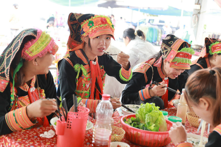 Đến chợ phiên, nô nức nhất vẫn là các hàng ăn uống luôn tấp nập thực khách ghé thăm. Mùi thơm nức mũi của những món ăn dân dã đậm chất vùng cao nghi ngút khói càng thêm ấm giữa trời sương giá rét. Nơi đây bày bán những đặc sản vô cùng nổi tiếng, nằm trong khu ẩm thực rất rộng, thu hút không chỉ người bản địa mà cả du khách bởi mang đậm phong vị nguyên bản không đâu sánh bằng. Ảnh: Truong Pham