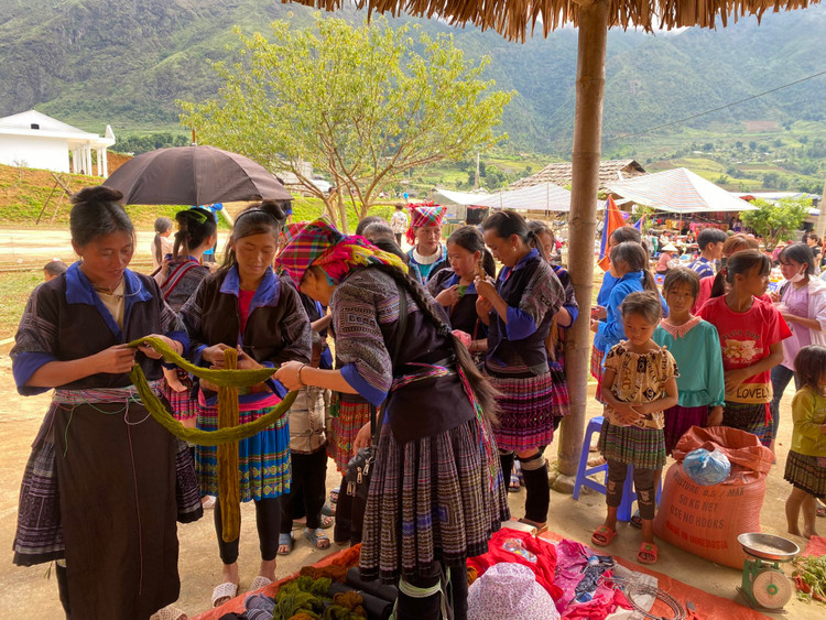 Chợ phiên mang nét đẹp văn hóa không thể nào trộn lẫn và cũng là nơi lưu giữ nhiều nét đẹp văn hóa độc đáo của người dân bản địa. Chợ phiên không chỉ là nơi trao đổi mua bán hàng hóa mà còn là nơi gặp gỡ, vui chơi, sinh hoạt văn hóa của người dân trên địa bàn và cũng là nơi cất giữ cả một kho tàng văn hóa ẩm thực, trang phục… vô cùng thú vị. Người đến chợ cũng đủ các lứa tuổi, từ già đến trẻ, đặc biệt là có nhiều nam nữ thanh niên. Những bà mẹ, những người vợ đi chợ để mua sắm. Các ông chồng đi chợ để giao lưu uống rượu, ăn thắng cố, thổi khèn... Trẻ em theo bố mẹ đi chơi chợ, thanh niên nam nữ đến chợ để giao lưu tìm bạn tình tạo nên một khung cảnh vui tươi, đầy sắc màu. Ảnh: Truong Pham
