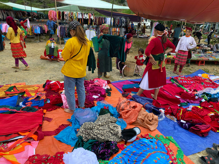 Hàng hóa mang đi rất đơn giản và cách bày bán cũng mộc mạc, không cầu kỳ - là những tấm bạt trải ra giữa đất, nơi nào tốt hơn chút thì là những chiếc lán nhỏ được làm bằng tre, nứa. Tuy đơn sơ nhưng nơi đây là nơi bày đủ thứ của ngon vật lạ từ núi rừng. Ảnh: Thu Giang