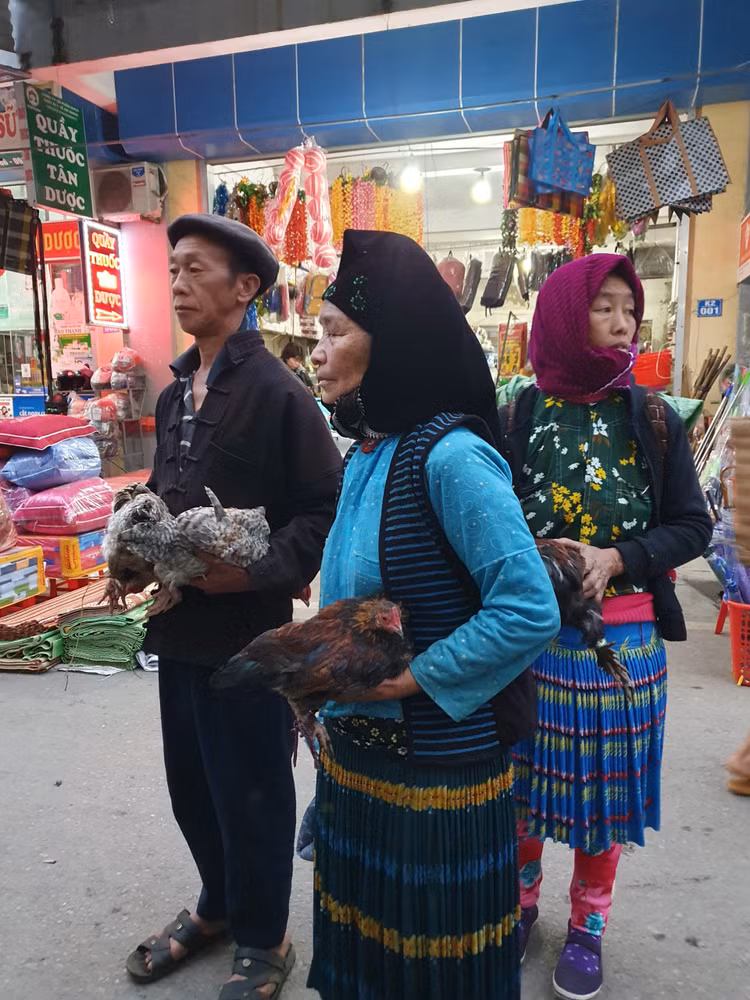 Chợ phiên chưa bao giờ thôi là điểm đến hấp dẫn cho những người yêu văn hóa vùng cao. Ảnh: Truong Pham Chợ phiên chưa bao giờ thôi là điểm đến hấp dẫn cho những người yêu văn hóa vùng cao. Ảnh: Truong Pham