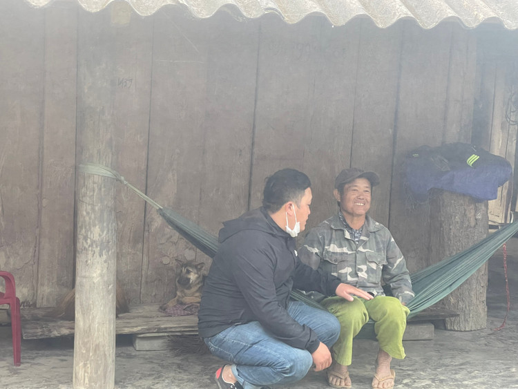 Cán bộ địa phương tuyên truyền, vận động người dân.