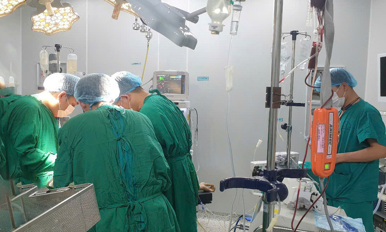 Bác sĩ cấp cứu khẩn cấp cho thiếu niên 15 tuổi bị xoắn tinh hoàn. Ảnh BVCC Bác sĩ cấp cứu khẩn cấp cho thiếu niên 15 tuổi bị xoắn tinh hoàn. Ảnh BVCC