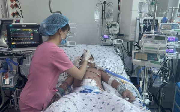 Bệnh nhi N. nhập viện điều trị do sốc sốt xuất huyết ngày 4. Ảnh: BVCC