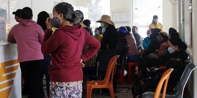 Người dân Tuyên Hóa đến rút tiền trước kỳ hạn do tin đồn. Ảnh: Báo Quảng Bình Người dân Tuyên Hóa đến rút tiền trước kỳ hạn do tin đồn. Ảnh: Báo Quảng Bình