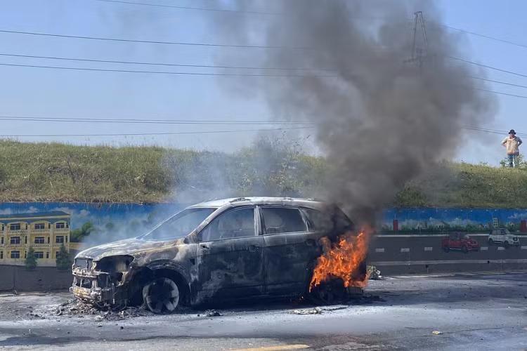 Ô tô 7 chỗ bốc cháy dữ dội giữa trời nắng nóng ở Hà Nội. Ảnh Vietnamnet