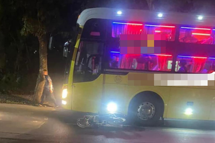 Tai nạn xe khách với xe bán tải nghiêm trọng, 3 học sinh tử vong. Ảnh Vietnamnet