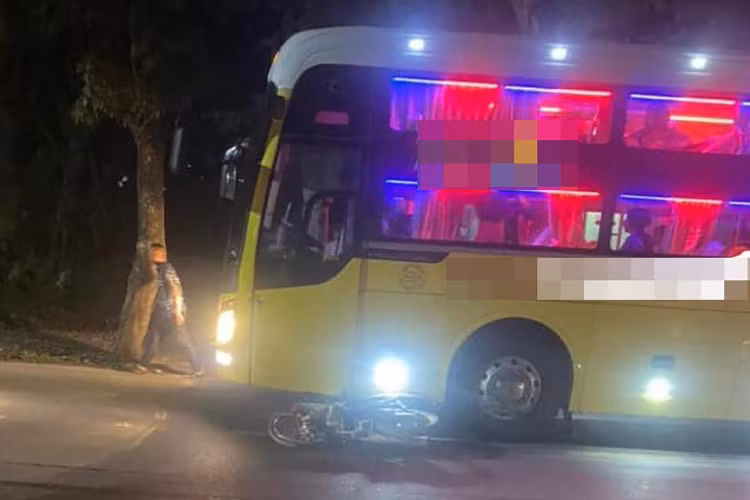 Tai nạn xe khách với xe bán tải nghiêm trọng, 3 học sinh tử vong. Ảnh Vietnamnet