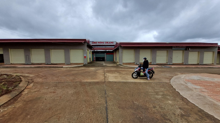 Chợ Pơng Drang mới được hoàn thành đi vào hoạt động từ tháng 09/2021 nhưng không được sử dụng.