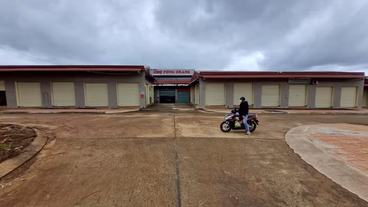 Chợ Pơng Drang mới được hoàn thành đi vào hoạt động từ tháng 09/2021 nhưng không được sử dụng.