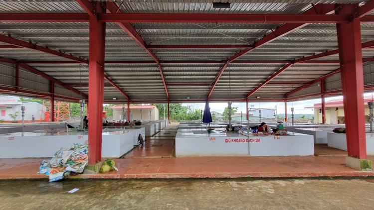 Chỉ có ít ỏi 3 tiểu thương buôn bán các rau, thịt, cá… nhưng cũng không thấy người dân đến mua hàng.