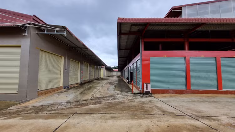 Hầu hết các ki ốt tại chợ Pơng Drang mới đều đang trong tình trạng đóng cửa.