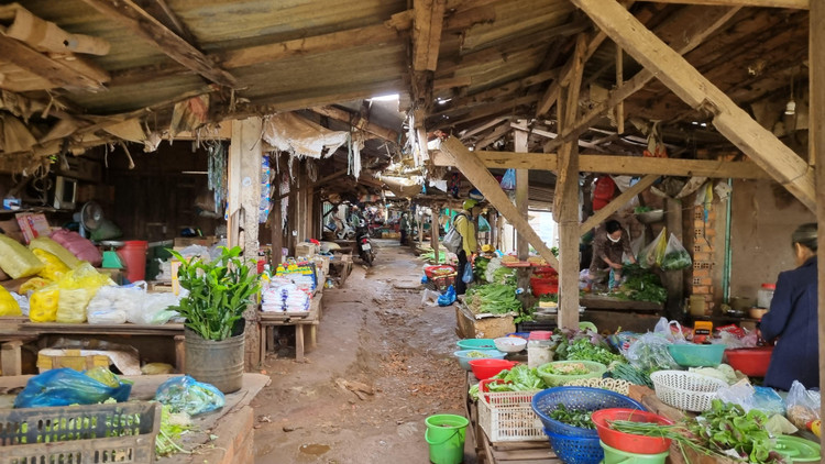 Các ki ốt, sạp hàng trong chợ đều đã cũ kỹ xập xệ.