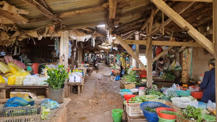 Các ki ốt, sạp hàng trong chợ đều đã cũ kỹ xập xệ.