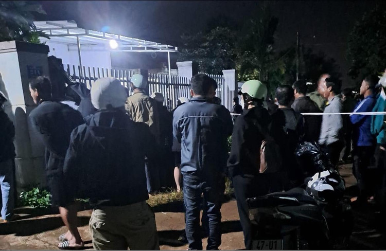 Cơ quan công an đang khám nghiệm hiện trường, khám nghiệm tử thi để điều tra nguyên nhân tử vong của 2 cha con.