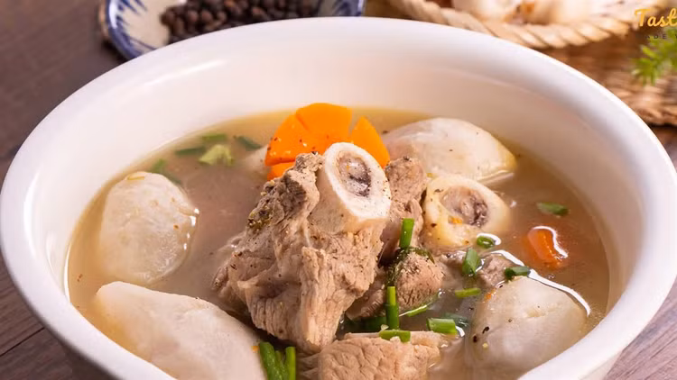 Canh khoai sọ nấu xương. Ảnh minh họa