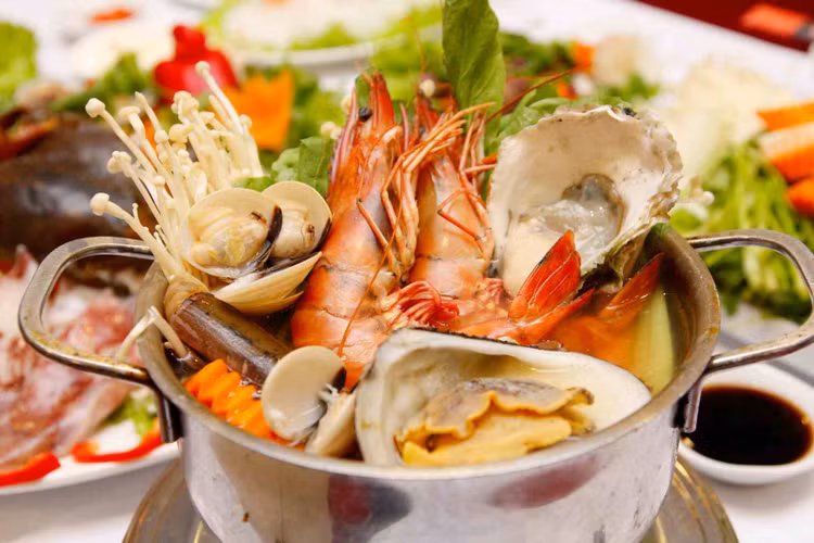 Sai lầm phổ biến khi ăn hải sản gây hại sức khỏe nhiều người mắc phải. Ảnh minh họa