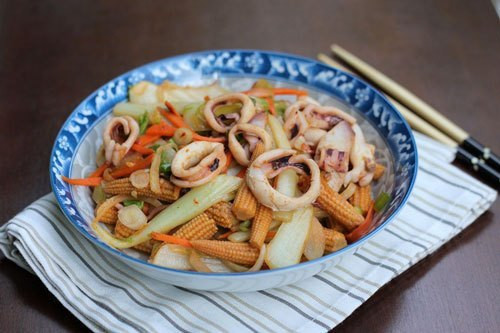 Tăng cường sức khoẻ tim mạch: Sự kết hợp giữa kali và chất xơ trong ngô bao tử khiến nó trở thành thực phẩm &quot;vàng&quot; đối với sức khoẻ tim mạch. Kali giúp điều hòa huyết áp bằng cách chống lại tác dụng của natri trong cơ thể, từ đó làm giảm nguy cơ tăng huyết áp và hỗ trợ sức khỏe tim mạch. Ảnh Internet