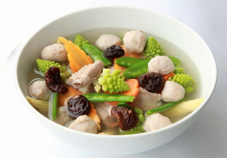 Hỗ trợ giảm cân: Về mặt dinh dưỡng, ngô và ngô bao tử rất khác nhau. Trên thực tế, đối với những người cố gắng giảm cân, bắp non là một lựa chọn cực kỳ tốt, vì hàm lượng tinh bột tương đối thấp hơn. Trong khi ngô nổi tiếng vì hàm lượng tinh bột và carb cao, thì ngô non lại ít tinh bột. Mỗi 28g ngô bao tử chỉ có 0,9g tinh bột. Nó cũng có hàm lượng chất béo không đáng kể, cực tốt cho quá trình giảm cân. Ảnh Internet