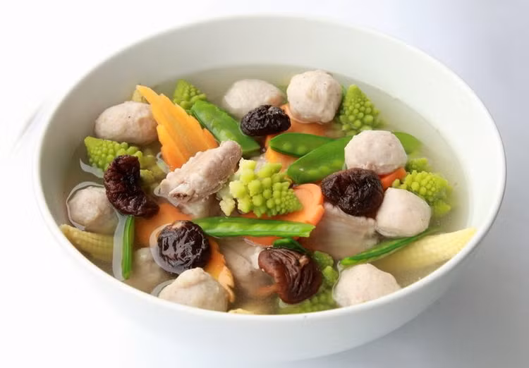 Hỗ trợ giảm cân: Về mặt dinh dưỡng, ngô và ngô bao tử rất khác nhau. Trên thực tế, đối với những người cố gắng giảm cân, bắp non là một lựa chọn cực kỳ tốt, vì hàm lượng tinh bột tương đối thấp hơn. Trong khi ngô nổi tiếng vì hàm lượng tinh bột và carb cao, thì ngô non lại ít tinh bột. Mỗi 28g ngô bao tử chỉ có 0,9g tinh bột. Nó cũng có hàm lượng chất béo không đáng kể, cực tốt cho quá trình giảm cân. Ảnh Internet