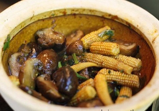 Tốt cho mắt: Ngô bao tử có chứa các hợp chất carotenoid hoặc tetraterpenoid rất tốt cho sức khỏe của mắt và cải thiện thị lực của bạn một cách hiệu quả. Carotenoid cũng có tác dụng tốt trong việc giảm nguy cơ đục thủy tinh thể. Ảnh Internet