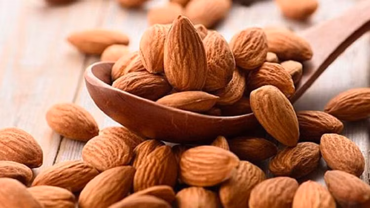 Hạnh nhân: Hạnh nhân là thực phẩm rất giàu vitamin E tốt cho da. Thưởng thức loại hạt này, bạn sẽ cảm nhận vị bùi, giòn, thơm béo. Omega–3 và các dưỡng chất trong hạt cũng góp phần đáng kể nuôi dưỡng da từ bên trong. Bạn có thể ăn hạnh nhân rang tẩm bơ, dùng hạt chưa chế biến làm sữa hoặc thêm vào bánh, đồ ăn đều rất hấp dẫn. Ảnh minh họa