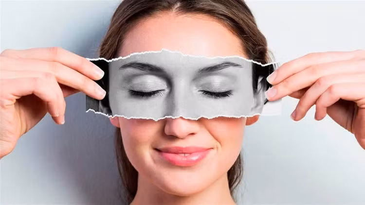 Vùng dưới mắt, làn da rất mỏng manh và dễ bị tổn thương, và vì da mỏng nên nếp nhăn ở khu vực này sẽ dễ hình thành hơn so với các phần còn lại của khuôn mặt. Ảnh Internet