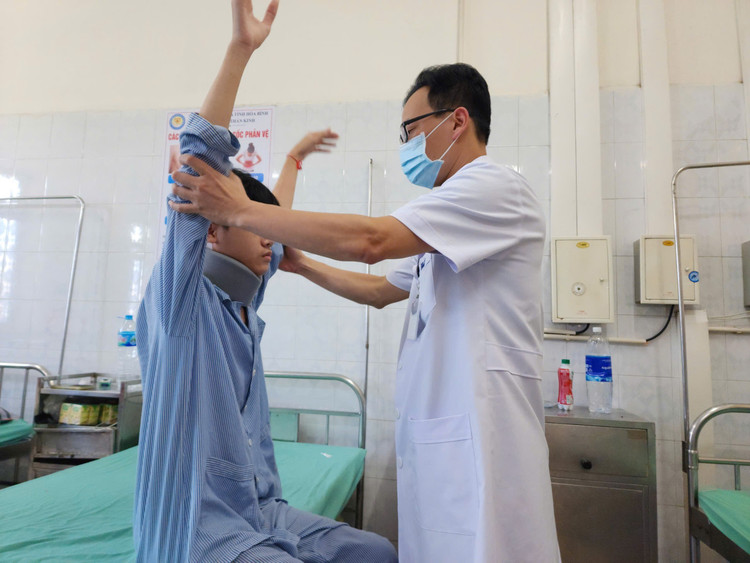 Bác sĩ thăm khám cho bệnh nhân. Ảnh: BVCC Bác sĩ thăm khám cho bệnh nhân. Ảnh: BVCC