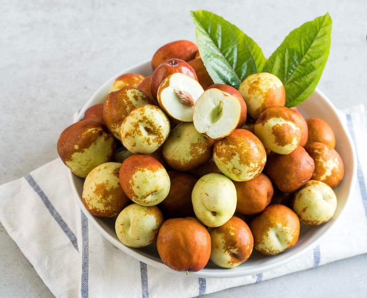 Tốt cho tim mạch: Hồng táo không chỉ là một loại quả thơm ngon, bổ dưỡng mà còn là &quot;người bạn&quot; tuyệt vời cho sức khỏe tim mạch. Bởi lẽ, ẩn chứa bên trong lớp vỏ đỏ au ấy là một nguồn dồi dào các chất chống oxy hóa, bao gồm flavonoid, polyphenol và vitamin C. Những &quot;chiến binh&quot; này có khả năng trung hòa các gốc tự do - nguyên nhân chính gây tổn thương tế bào và dẫn đến các bệnh lý tim mạch. Ảnh Internet