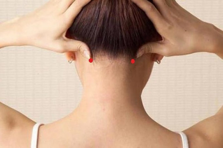 Massage huyệt đạo có hiệu quả trong điều trị các bệnh lý về thần kinh như rối loạn tiền đình, đau đầu chóng mặt, thiếu máu não, giảm thị lực, thoái hóa cột sống, ù tai... Ảnh minh họa
