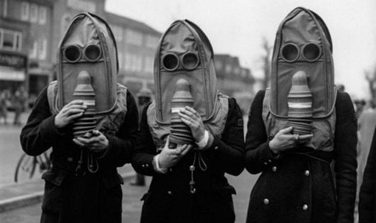 Izu là một quần đảo núi lửa chạy từ nam đến đông nam từ bán đảo Izu, Honshu, Nhật Bản. Không khí trên hòn đảo này chứa nồng độ lưu huỳnh cao nhất hành tinh do hoạt động của những ngọn núi lửa lâu năm. Vì vậy, cư dân trên đảo và khách du lịch phải luôn mang theo mặt nạ phòng độc mọi lúc, mọi nơi. Thường xuyên có còi báo động reo vang trên đảo khi mức lưu huỳnh tăng mạnh tại khu vực này. Ảnh Internet