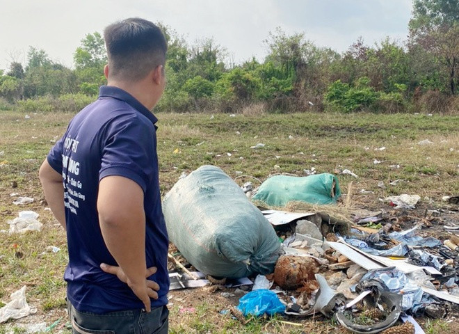 Đổ rác bừa bãi người đàn ông bị phạt hành chính. Ảnh: Zingnews