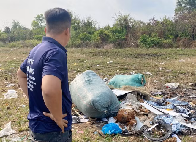 Đổ rác bừa bãi người đàn ông bị phạt hành chính. Ảnh: Zingnews